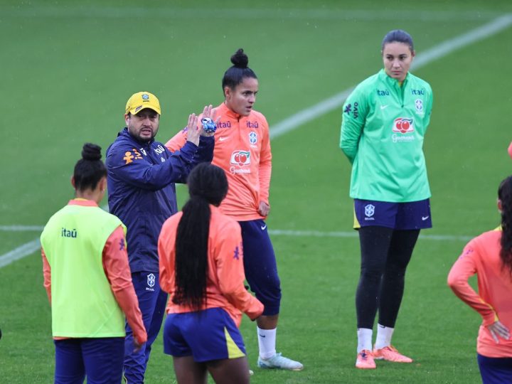 Seleção feminina realiza primeiro treino para amistosos na Europa