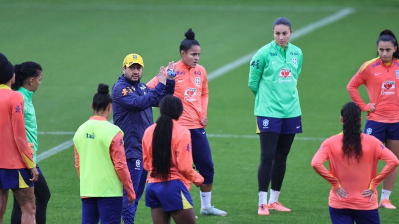 Seleção feminina realiza primeiro treino para amistosos na Europa