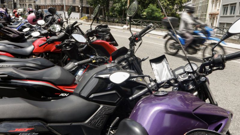 Trabalhador por aplicativo ganha mais, porém tem jornadas mais longas
